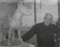 Скульптор Павел Медведев и его скульптура Лайка.