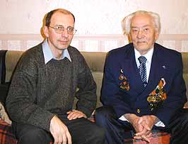 Бывший летчик Лев Оккельман (справа) и инициатор проекта установки памятника <<Звездочке>> Сергей Пахомов (слева).