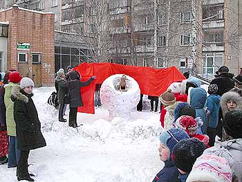 Рабочий макет памятника из снега.